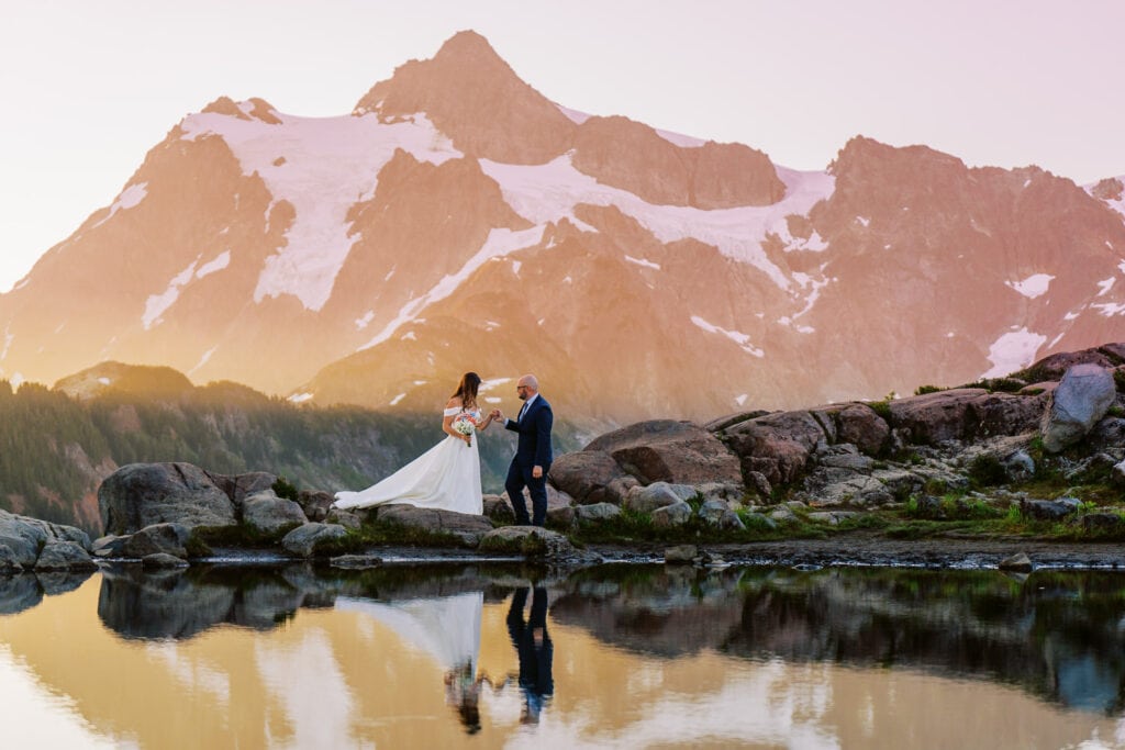 Couple gets married at Artist Point in Washington near Mount Baker.